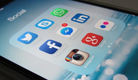 La trata de mujeres y niñas se extiende al ciberespacio por medio de las redes sociales