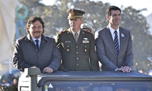 Sáenz se sube al Jeep del poder durante los actos de la Bandera