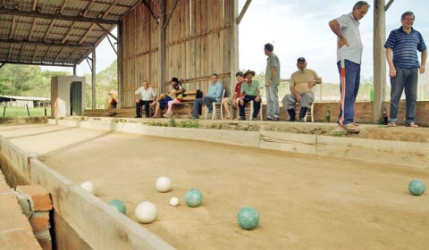 ¿Usted cobra su salario en la cancha de bochas?