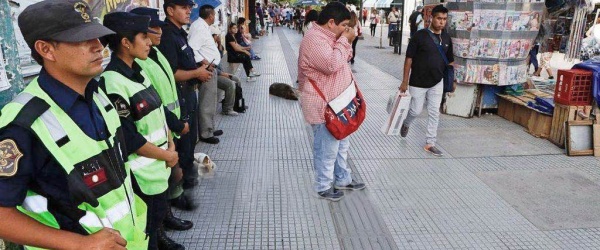 Los ‘chalecos verdes’ toman las calles de Salta para evitar a los manteros