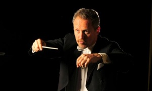 El director Javier Logioia Orbe dirige la Orquesta Sinfónica de Salta