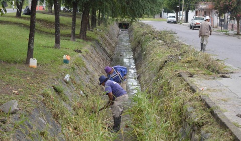 La Municipalidad de Salta trabaja en la limpieza de los canales de Villa Los Sauces y Santa Lucía