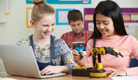 Con ellas: una generación de niñas preparadas