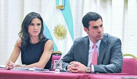 Nosotros vivimos, vosotros vivís, ellas mueren