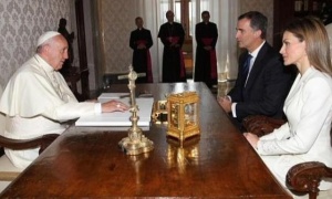 El Papa Francisco recibe al rey Felipe VI en su primera visita al extranjero