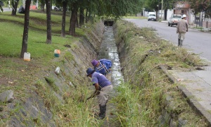 La Municipalidad de Salta trabaja en la limpieza de los canales de Villa Los Sauces y Santa Lucía