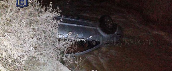 Dos personas lesionadas al volcar su vehículo en Campo Quijano