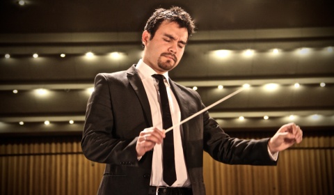 El director chileno Christian Lorca Ortega dirige la Orquesta Sinfónica de Salta