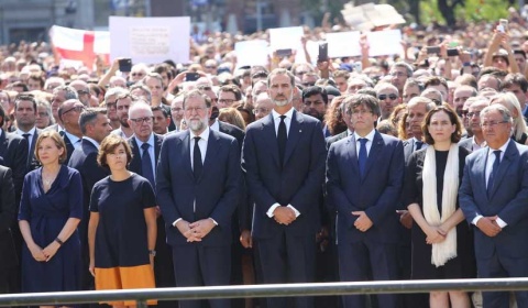 Multitudinario homenaje a las víctimas del atentado en Barcelona