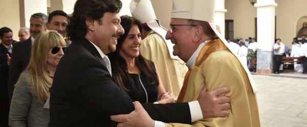 Sáenz y su esposa asisten a la primera misa del triduo