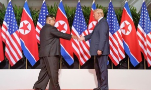 Donald Trump y Kim Jong un se dan la mano en Singapur