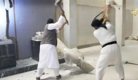 Yihadistas del Estado Islámico destruyen estatuas en un museo de Mosul