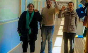 El saludo antifascista de las víctimas sexuales del cura Rosa Torino