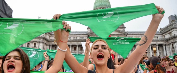Ni el aborto libre ni el Mundial tapan al dólar