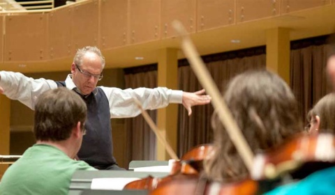 El director estadounidense Glenn Block dirige la Orquesta Sinfónica de Salta