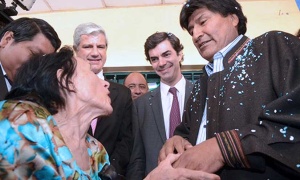 Evo Morales se reencuentra en Campo Santo con su maestra de la escuela primaria
