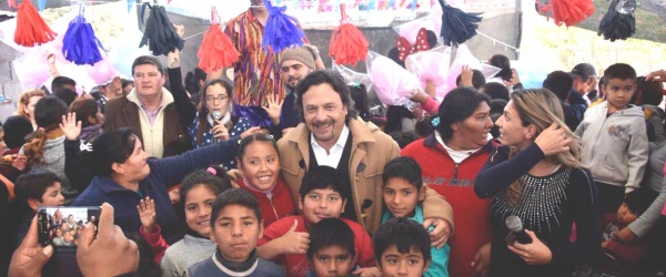 Gustavo Sáenz visita un comedor infantil en el barrio Gauchito Gil de Salta