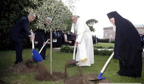 El papa Francisco reúne a Peres y Abbas en una histórica oración por la paz