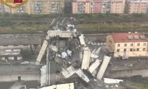El derrumbe de un puente en una autopista de Génova provoca decenas de muertos