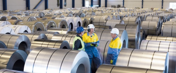 La actividad industrial cae un 0,8% en febrero y la construcción un 22,1% internanual
