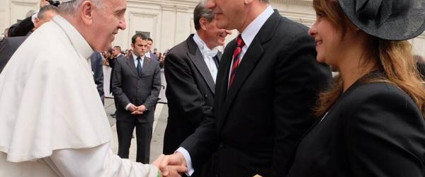 Andrés Zottos invita al papa Francisco a visitar Salta durante la audiencia general en Roma