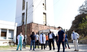 Sáenz supervisa obras de instalación del nuevo espacio de atención en el Hospital San Bernardo