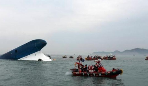 Familiares de las víctimas del hundimiento en Corea del Sur aseguran recibir mensajes desde el interior del barco