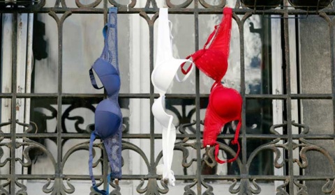 Pocas banderas pero mucha imaginación en el homenaje nacional de Francia