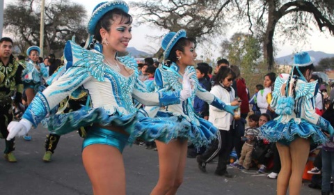 Clases municipales de danza de caporales en el barrio Solidaridad de Salta