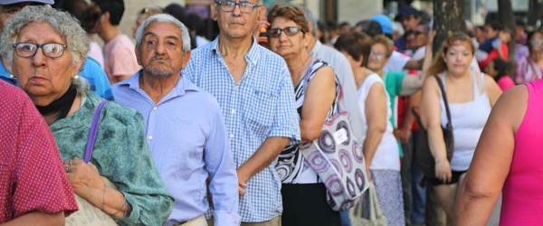 Colas, empujones y codazos entre jubilados de Salta para cobrar una mísera cantidad