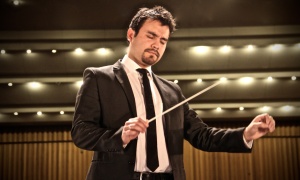 El director chileno Christian Lorca Ortega dirige la Orquesta Sinfónica de Salta