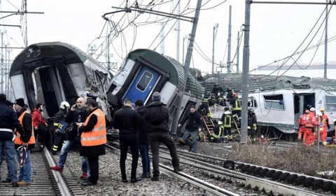 Al menos dos muertos y numerosos heridos al descarrilar un tren cerca de Milán