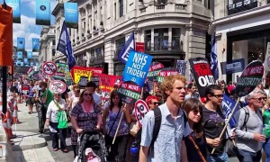 Miles de personas se manifiestan en Londres contra las medidas de austeridad de Cameron