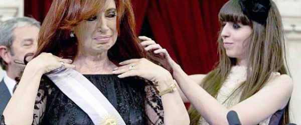 Le Monde afirma que Cristina Kirchner usó a la Cruz Roja para lavar dinero