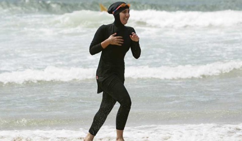 La ONU insta a levantar la prohibición al burkini en las playas francesas