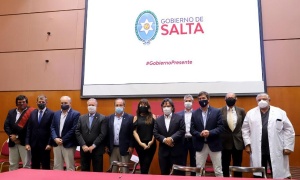 Sáenz y sus ministros incumplen la distancia de seguridad en un acto de gobierno