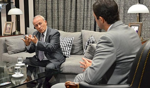 El gobernador Urtubey recibe la visita del senador Gustavo Marcial en un ambiente gris