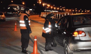 La Policía de Salta controla vehículos junto a un piquete de 'concientizadores' privados