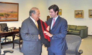 Carlos Slim y la maldición de la orden del poncho