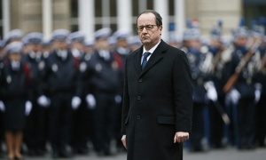 Hollande rinde homenaje a los tres policías muertos en los atentados
