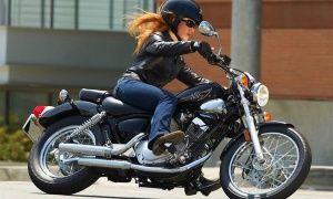 Macacha cabalga ahora en moto y, en vez de luchar contra los godos, recupera celulares robados