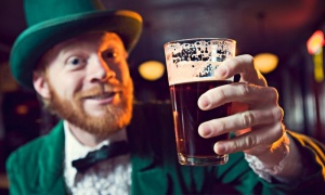 Cerveza artesanal en la celebración de San Patricio en el Paseo de los Poetas