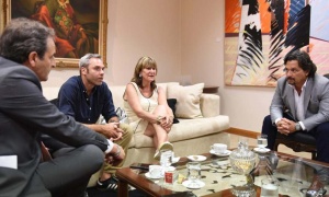 El gobernador Sáenz recibe en su despacho a la madre de la desaparecida María Cash