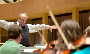 El director estadounidense Glenn Block dirige la Orquesta Sinfónica de Salta