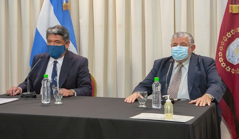 Sergio Humacata, internado con neumonía bilateral y el ministro Esteban permanece aislado