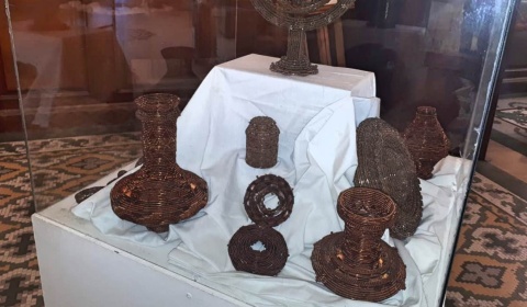 Muestra de artesanías en cobre en el Centro Cultural América de Salta