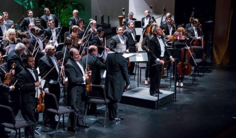 El director italiano Nino Lepore dirige la Orquesta Sinfónica de Salta