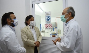 Sáenz visita el Laboratorio de Investigación y Biocontroladores en el Hospital del Milagro