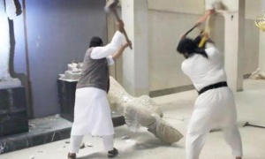 Yihadistas del Estado Islámico destruyen estatuas en un museo de Mosul