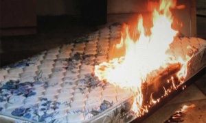 Absuelven a un preso acusado de provocar el incendio en el que murió su compañero de celda